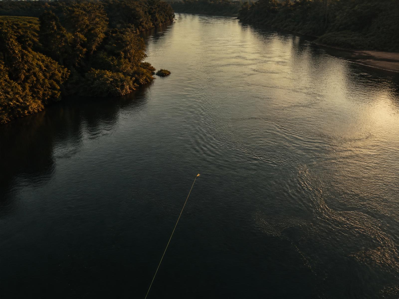 Rio brasileiro ao amanhecer